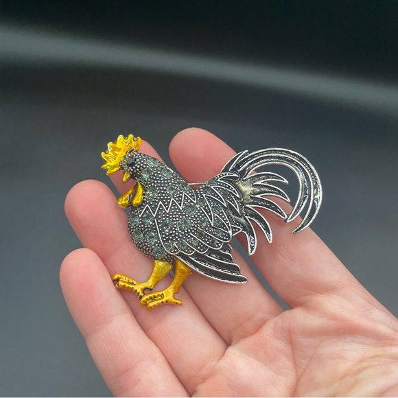 Pewter Rooster Brooch Studded with Rhinestones and Gold Enamel comb and feet - Picture 10 of 10